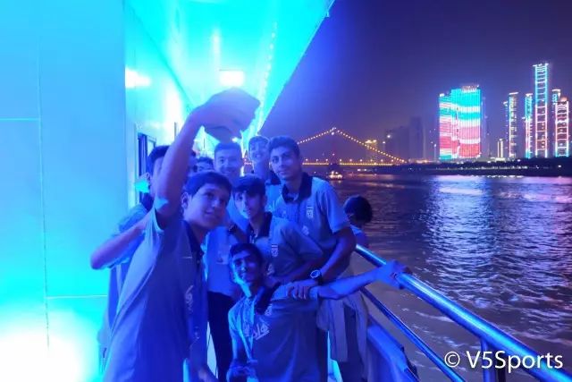 嗨翻天！亚洲足球小将夜游江城六国少年才华横溢