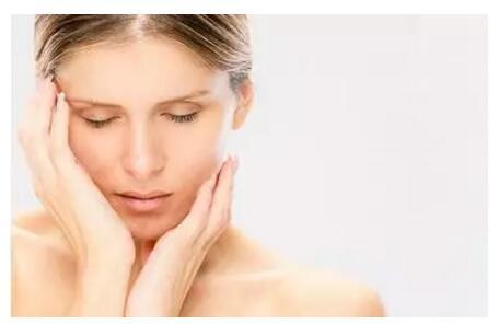 皮肤过敏大面积红肿起皮干痒紧绷,脸部泛红干燥起皮过敏发痒刺痛