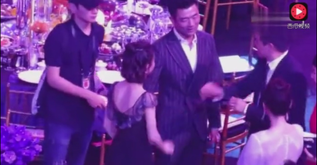 赵丽颖芭莎慈善夜吃东西,芭莎慈善夜赵丽颖大口进食不做作