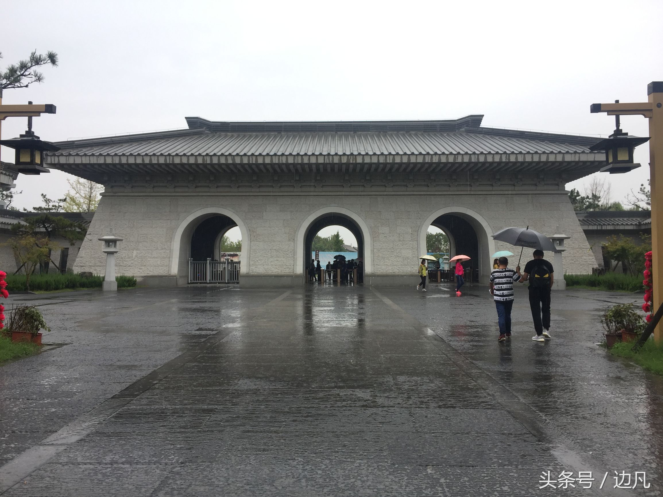 千年古都洛阳龙门石窟,被誉为东方维纳斯的是哪个石窟