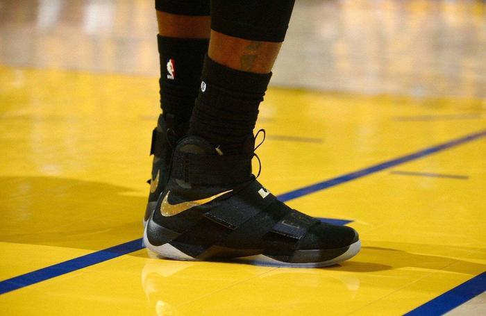 冠军战靴fmvp,fmvp第一款是几年出的