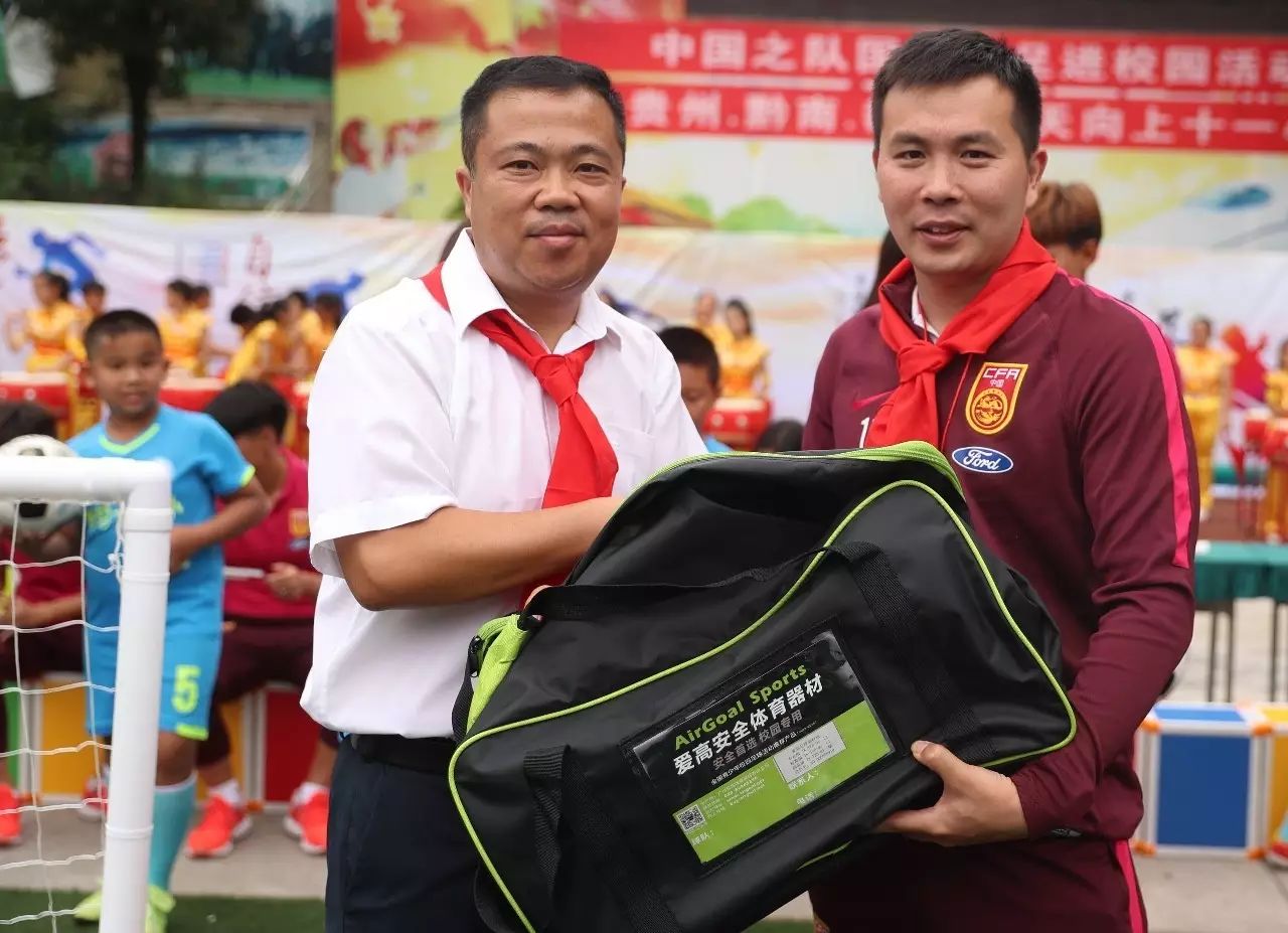 暖心·中国之队|播种希望!U19女足小花走进都匀十一小学