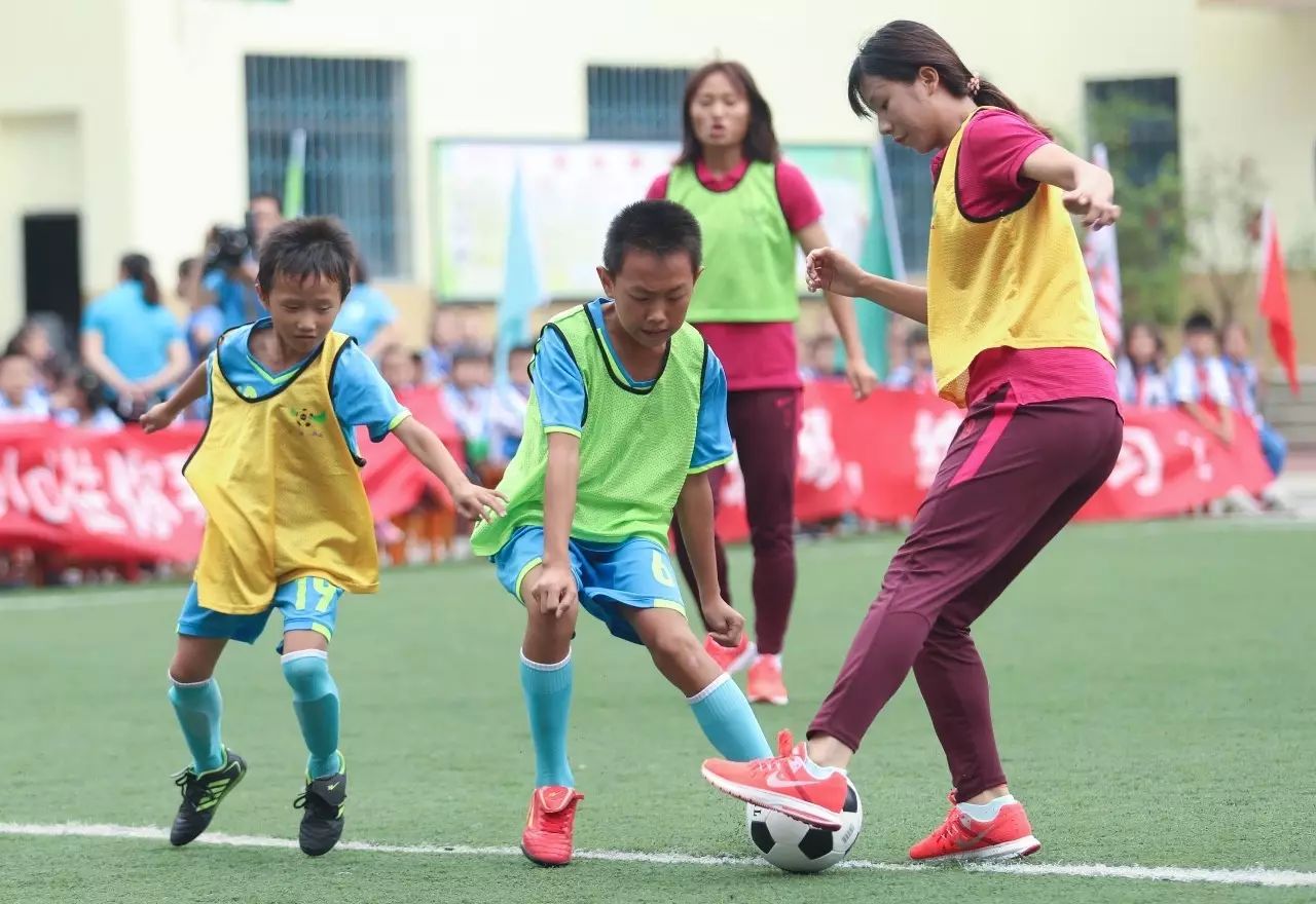 暖心·中国之队｜播种希望！U19女足小花走进都匀十一小学
