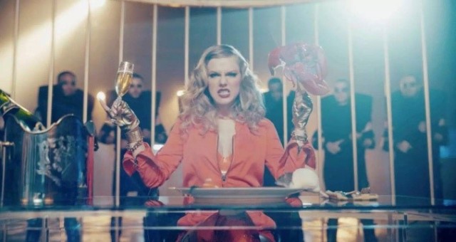 taylorswift霉霉看篮球,taylorswift霉霉紫色裙子