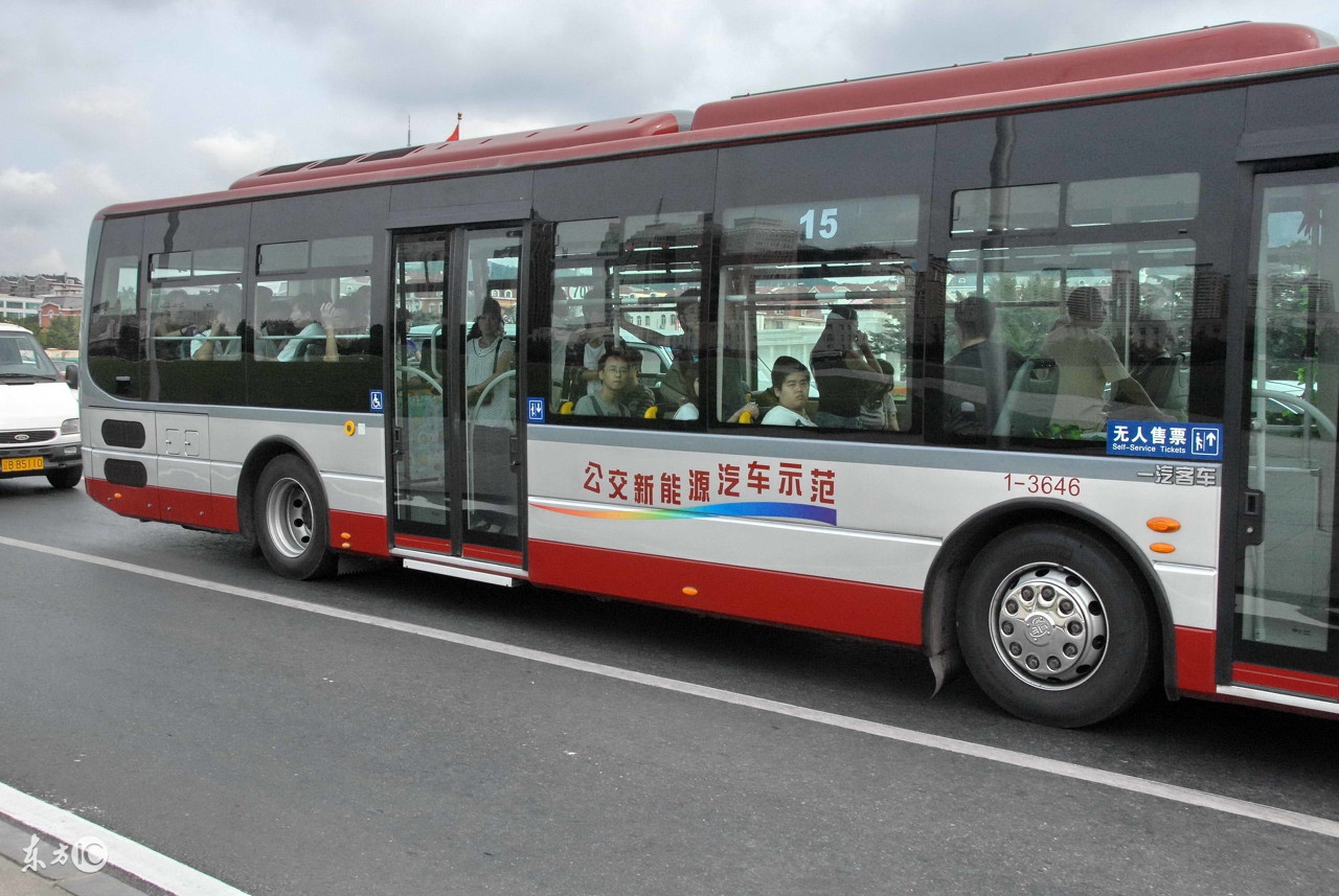 昏昏沉沉搭公交，被一位老头盯着发毛，差一点点见了阎王