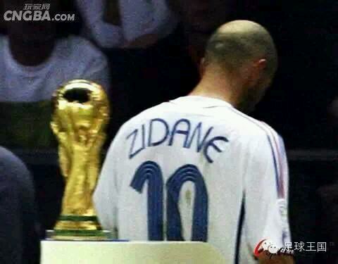 足球场上的救人感人瞬间,足球场上球迷疯狂瞬间