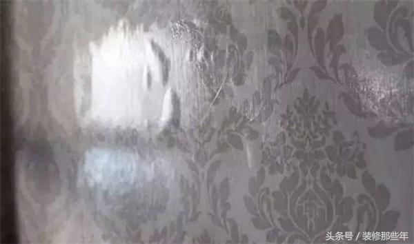 为什么墙纸上会有鼓包,自带胶的墙纸怎么贴不起泡
