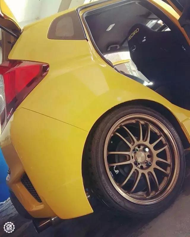 本田飞度红色改侧裙,2021款本田飞度改装大包围