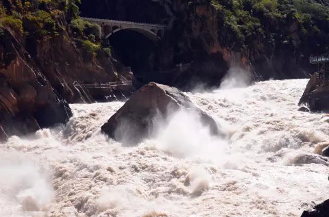 虎跳峡的震撼,虎跳峡惊险之旅