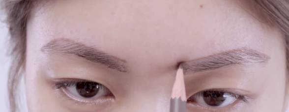 女生修眉教程初学者圆脸,自己在家修眉新手修眉最简单方法