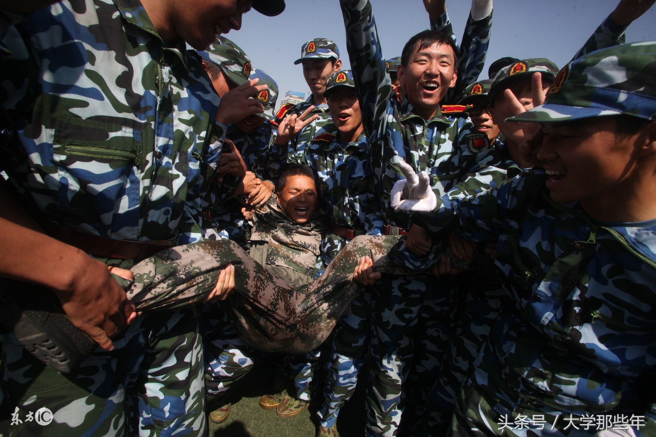 怎么办？军训要结束了，可是隔壁连的小哥哥好帅，我