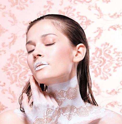 颈部有纹路图片,颈部出现细纹