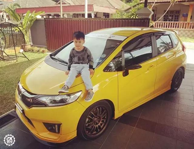 本田飞度改成骚黄色RS大包围，很黄很*力暴**