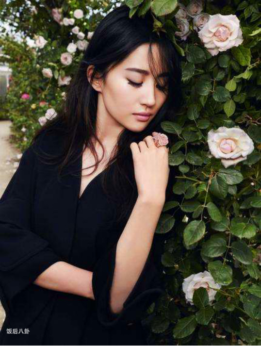 杨幂成轻奢品牌全球代言人,80后小花的代言战争硝烟四起