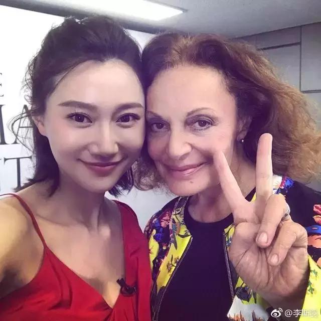 杨幂李易峰现身米兰街头,李易峰怎么穿杨幂的衣服