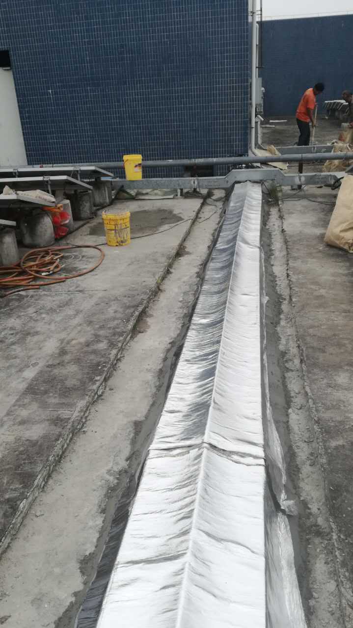 客厅屋顶漏水如何找漏水处,屋顶瓦漏水和檐沟漏水怎么处理