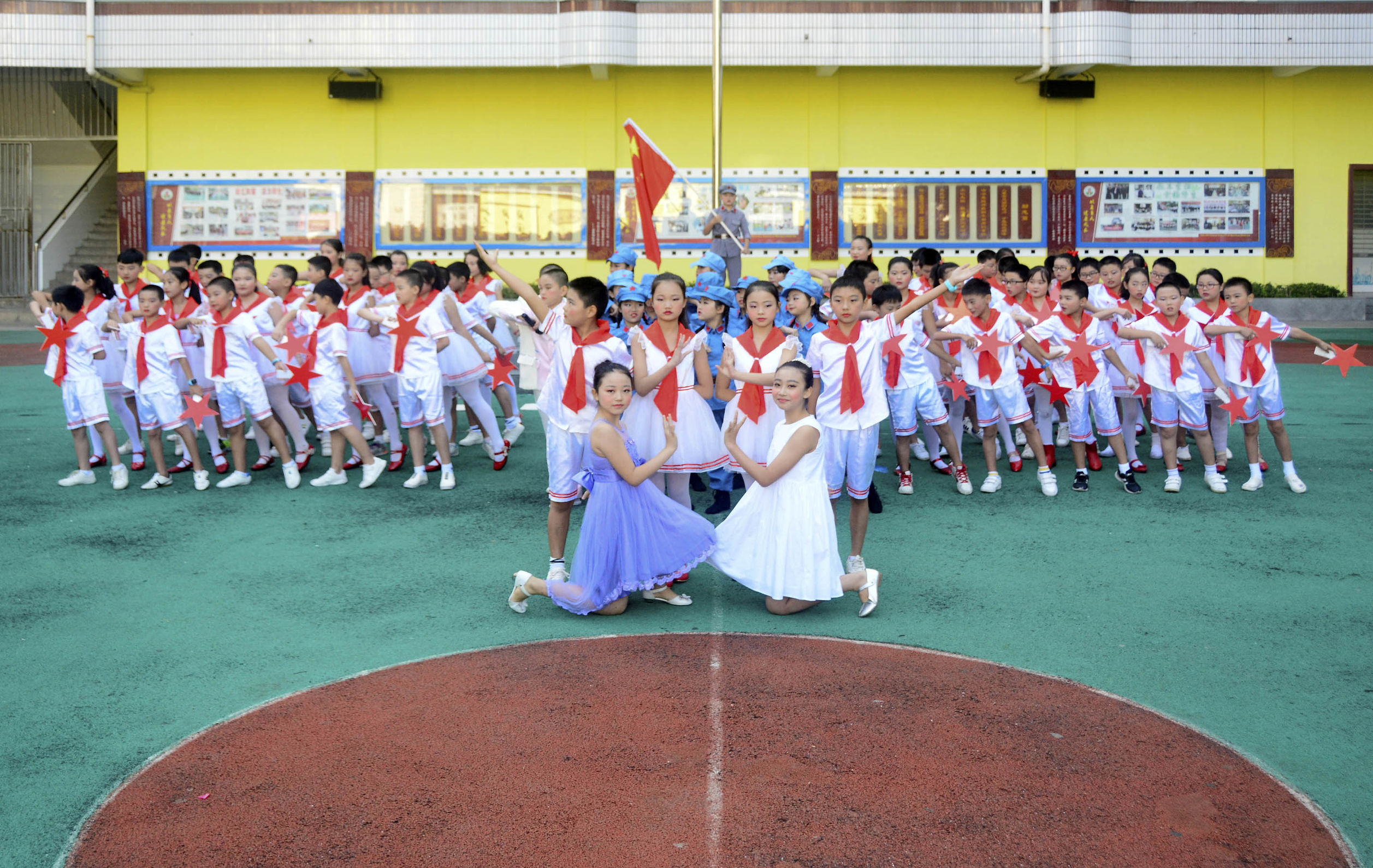 巴州三小学升国旗,三小升国旗仪式