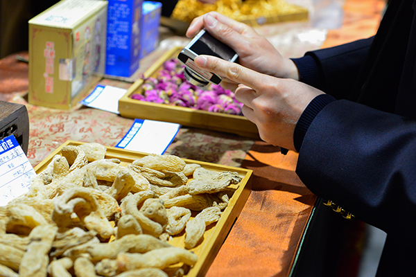 药店售卖伪劣中药材,记者暗访上海药店天价药