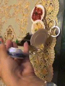 姑娘，你这样让我们没法做生意了啊，小本买卖