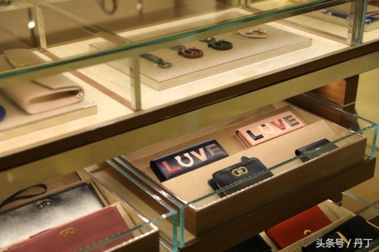 美女三亚之旅、疯狂购物、刷爆银行卡、