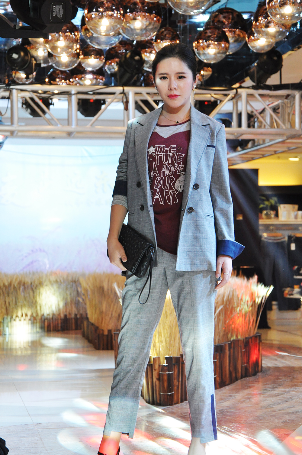 麦步远东开放式秀场,金色麦田间解锁最全秋季穿搭