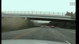 油门失灵？“急速飞驰”的情况下该如何自救！