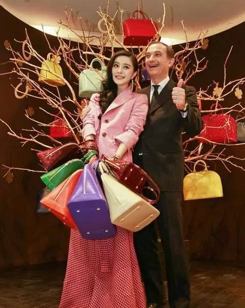 杨幂和mk的代言是到期了吗,杨幂代言mk包是什么牌子