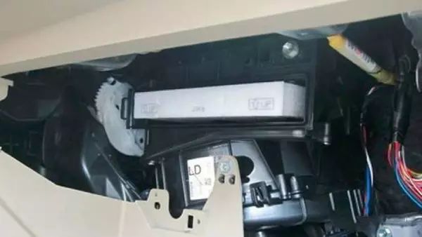 奔驰glc空调滤清器,奔驰空调滤芯拆卸技巧