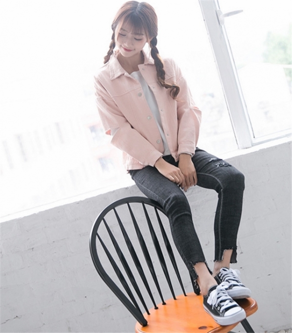 粉色毛呢大衣配什么颜色裤子好看,粉色衬衫搭配什么颜色的裤子好看