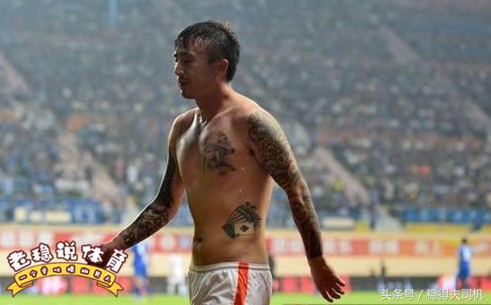 他才是真正的中国最佳前锋，从不晒富炫妻，资助贫困儿童踢球