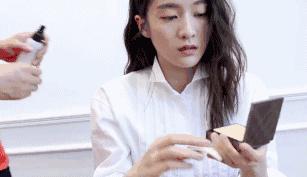 刘亦菲周冬雨出发巴黎时装周,国庆一定要出去浪