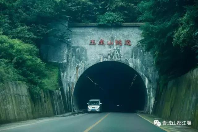 四川旅游一条很直的公路,四川唯一一条有路灯的高速公路