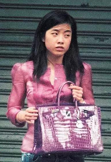 她比邓文迪更甄嬛，嫁大29岁重病富商，从狗仔逆袭为香港女首富