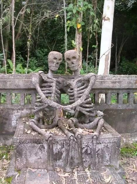 世界十大奇葩的雕塑,节操碎一地图片