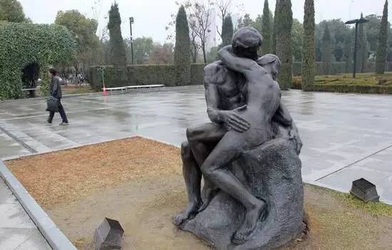 世界十大奇葩的雕塑,节操碎一地图片