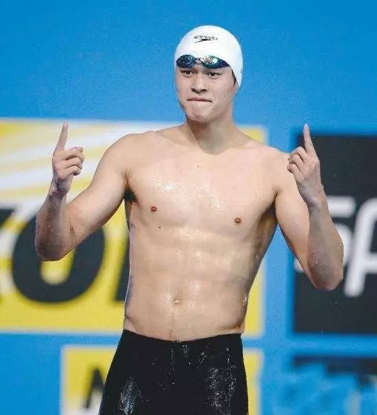 Mike秀人鱼线大长腿,还要撩鞠婧祎,这是励志版“蓝色大海”