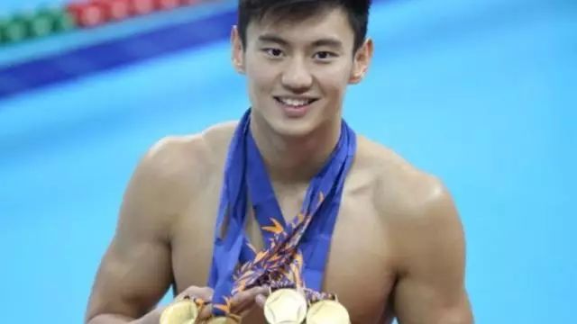 Mike秀人鱼线大长腿,还要撩鞠婧祎,这是励志版“蓝色大海”