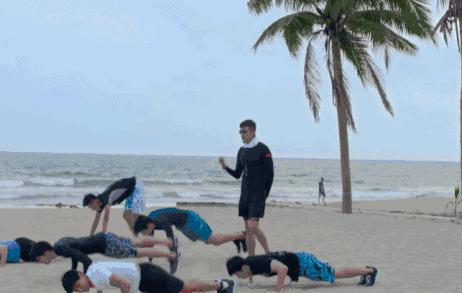 Mike秀人鱼线大长腿,还要撩鞠婧祎,这是励志版“蓝色大海”