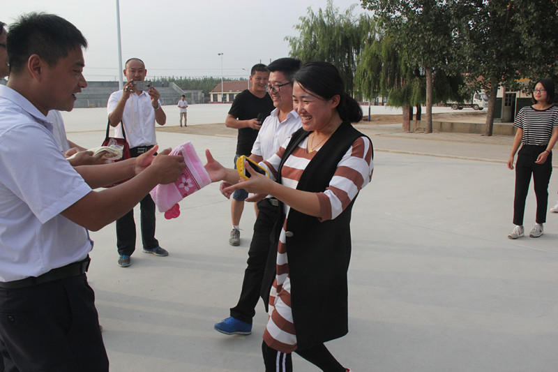 校园抱腿跑比赛,三溪初中运动会跑步比赛