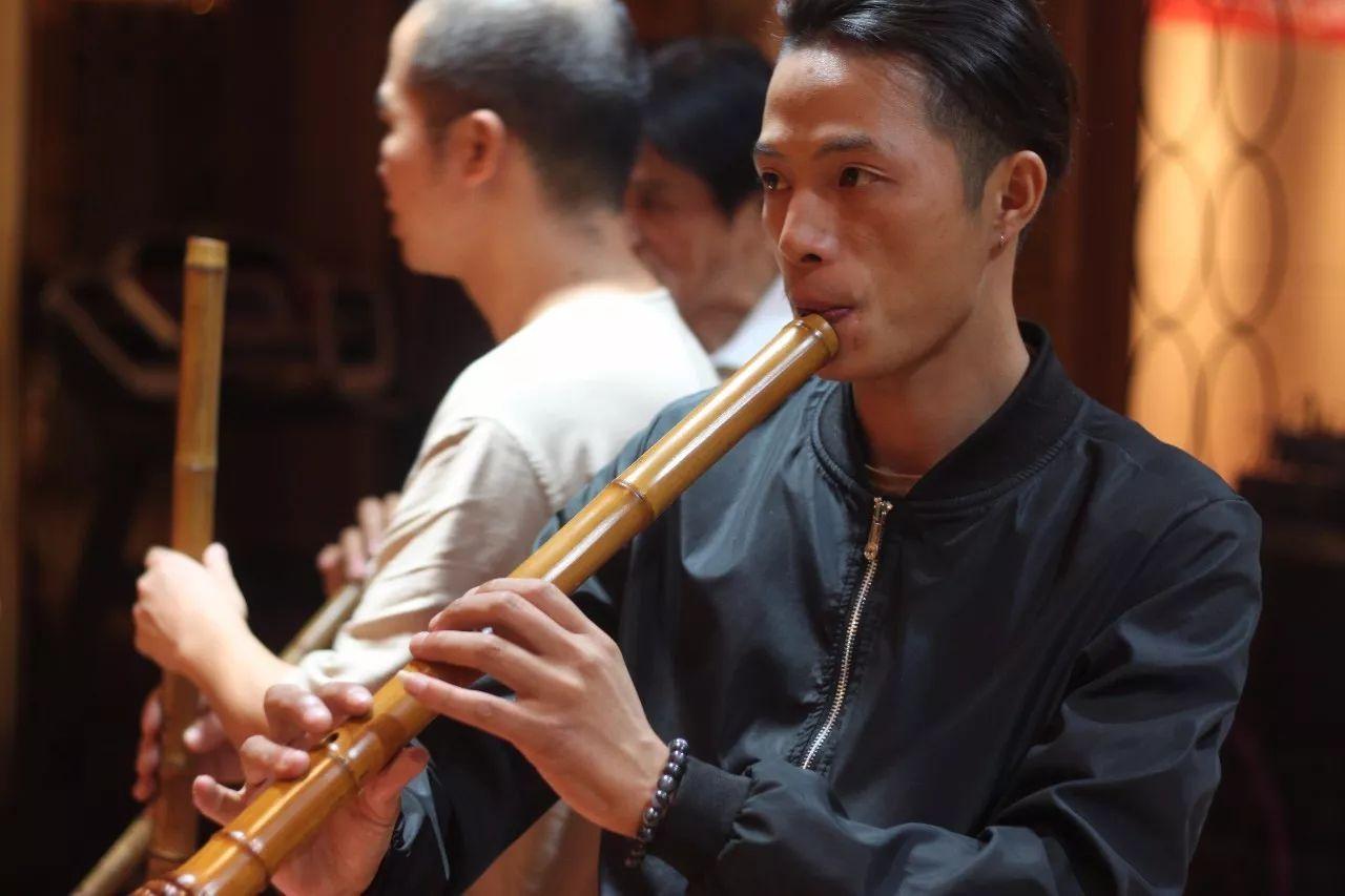 金风送爽同邀月下联,金风送爽迎中秋