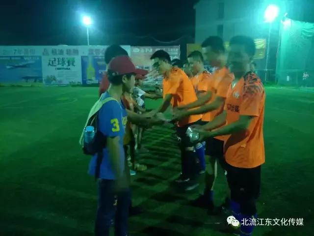 小学生足球小记者采访模板,足球联赛小记者报道