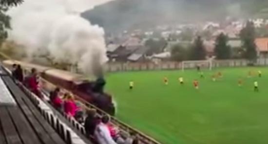 中超开赛仪式踢足球小孩,中超比赛入场仪式视频