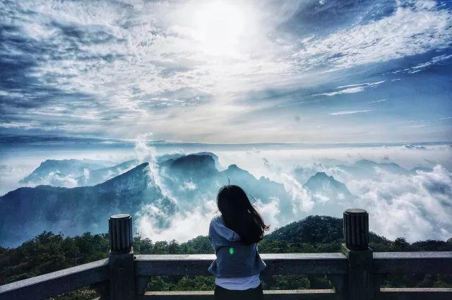 《景区包场指南》：如何在人肉堆里拍出“空无一人”的照片？