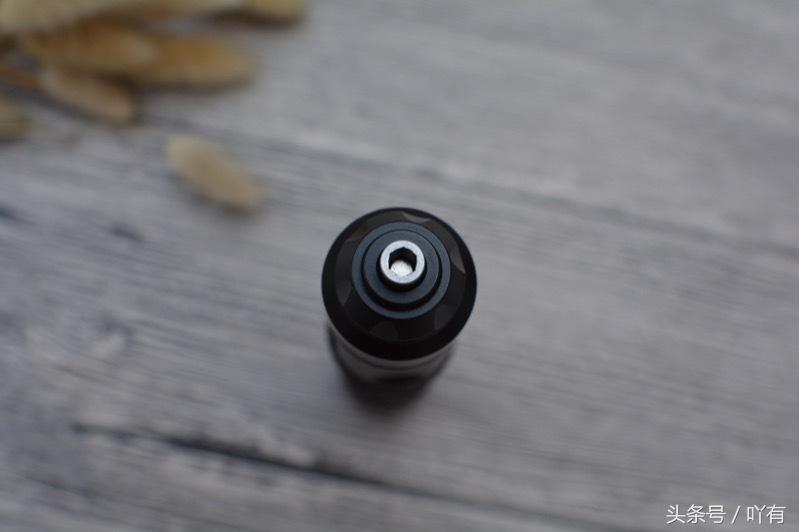 不用螺丝刀如何取下手机的螺丝,不用螺丝刀怎么拆卸手机螺丝