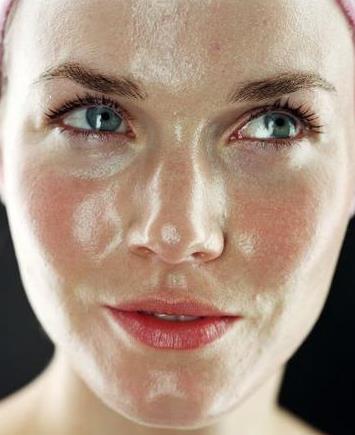 痘痘里面挤出来的白色东西是什么,痘痘挤出来白色硬粒后再挤出血