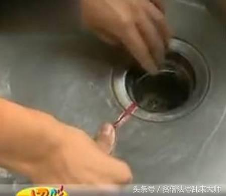 水槽被米饭堵住了怎么快速疏通,你家水槽堵了怎么办