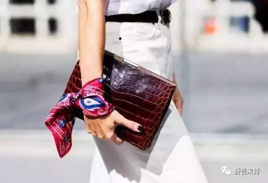 怎么防止包包油边磨损缠丝巾,如何用丝巾遮挡包包的损坏