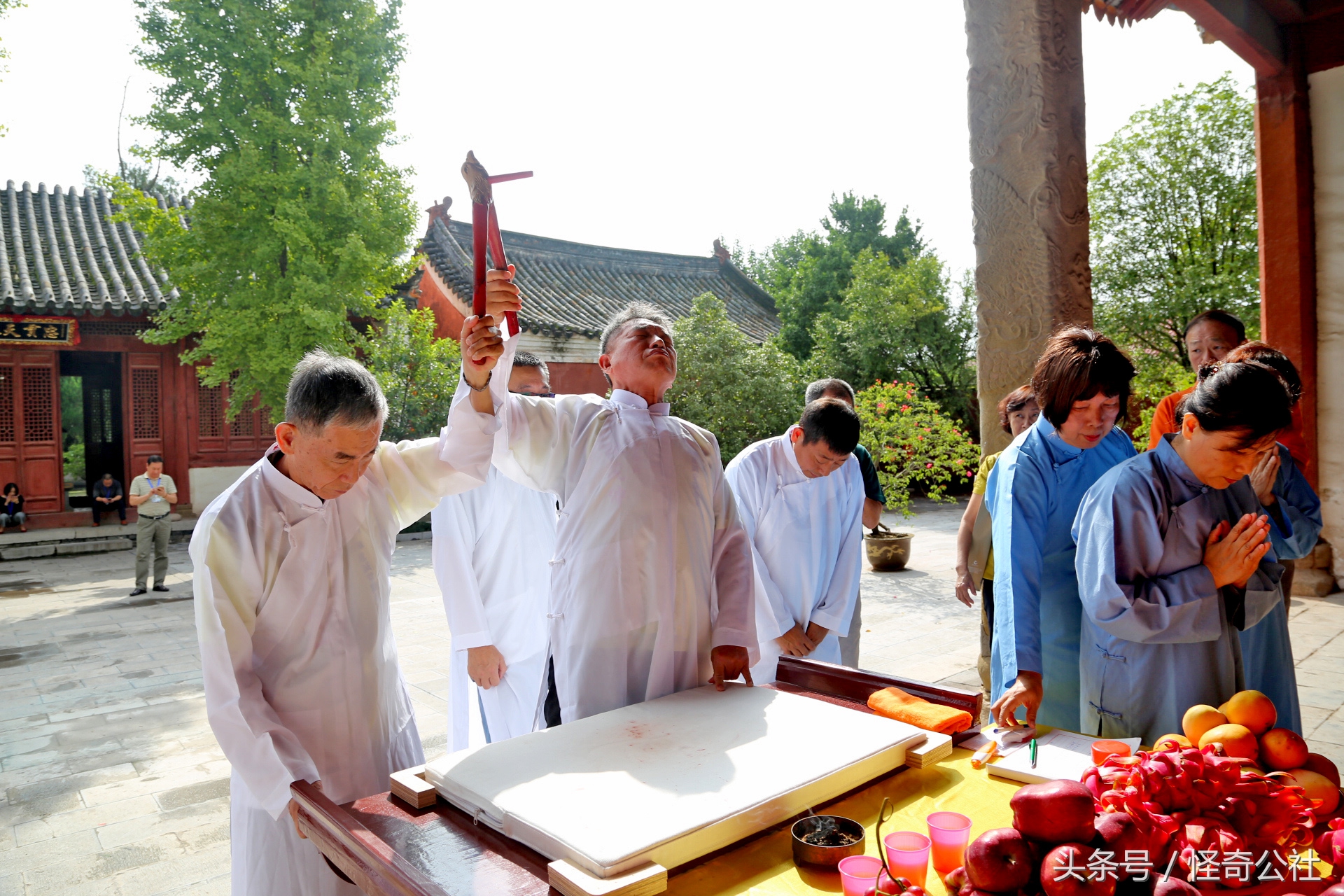 台湾高雄访湖北当阳关陵表演“扶鸾”这种古老的民间道术