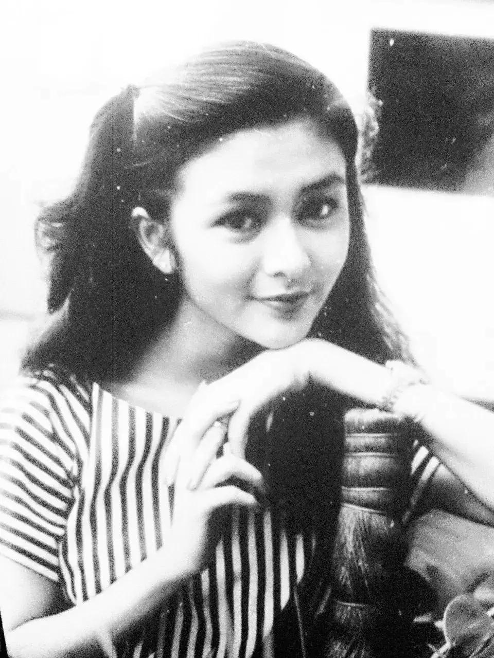 看了她爸妈的照片，就明白了年轻时的关之琳为什么美得不像话！