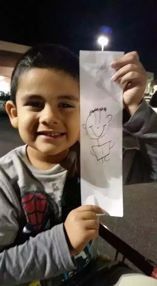 他是一名超市检票员,却依靠神奇画风,给大家带来快乐